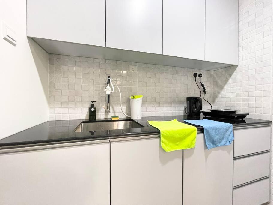 Quartz Near To Jonker Walk With Infinity Pool Cozy 3B2B Apartment Malacca Exterior photo