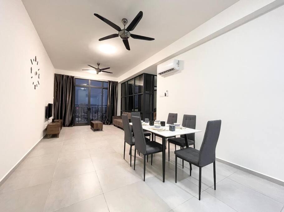 Quartz Near To Jonker Walk With Infinity Pool Cozy 3B2B Apartment Malacca Exterior photo