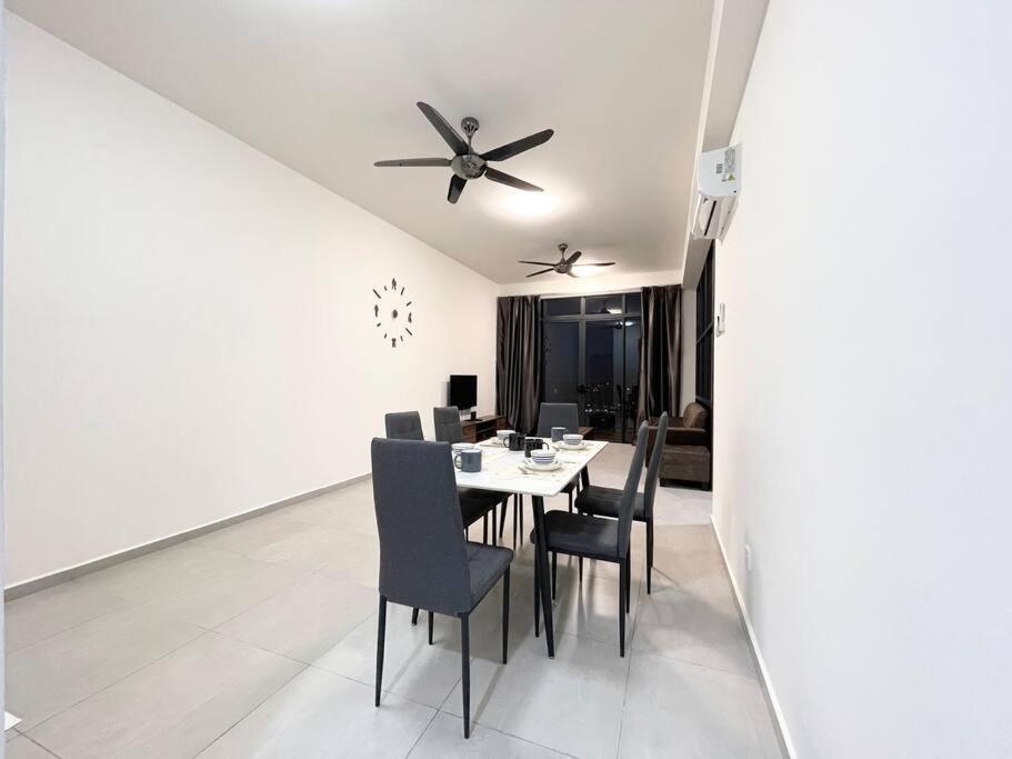 Quartz Near To Jonker Walk With Infinity Pool Cozy 3B2B Apartment Malacca Exterior photo