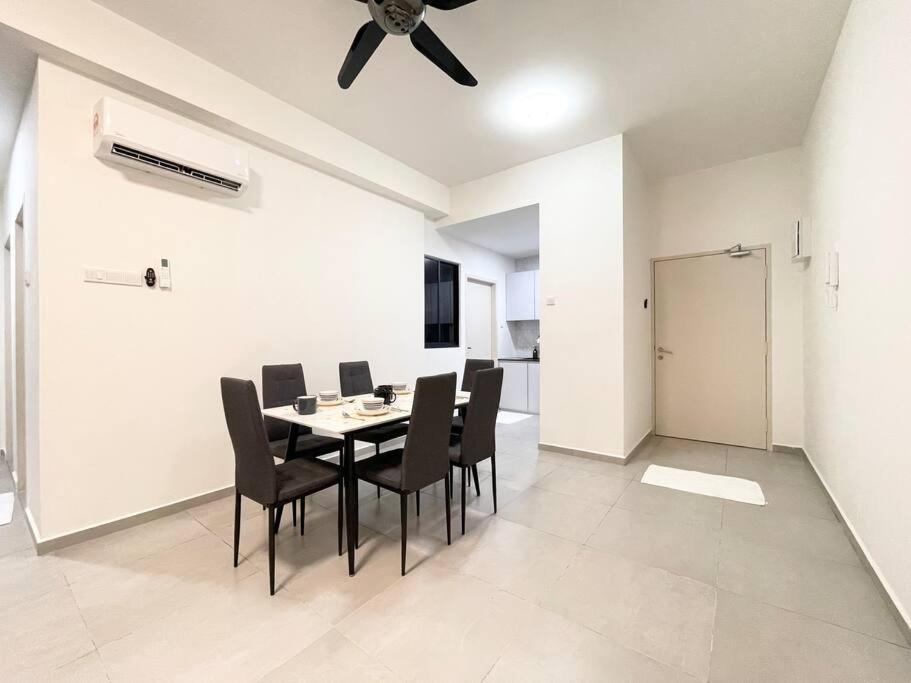 Quartz Near To Jonker Walk With Infinity Pool Cozy 3B2B Apartment Malacca Exterior photo